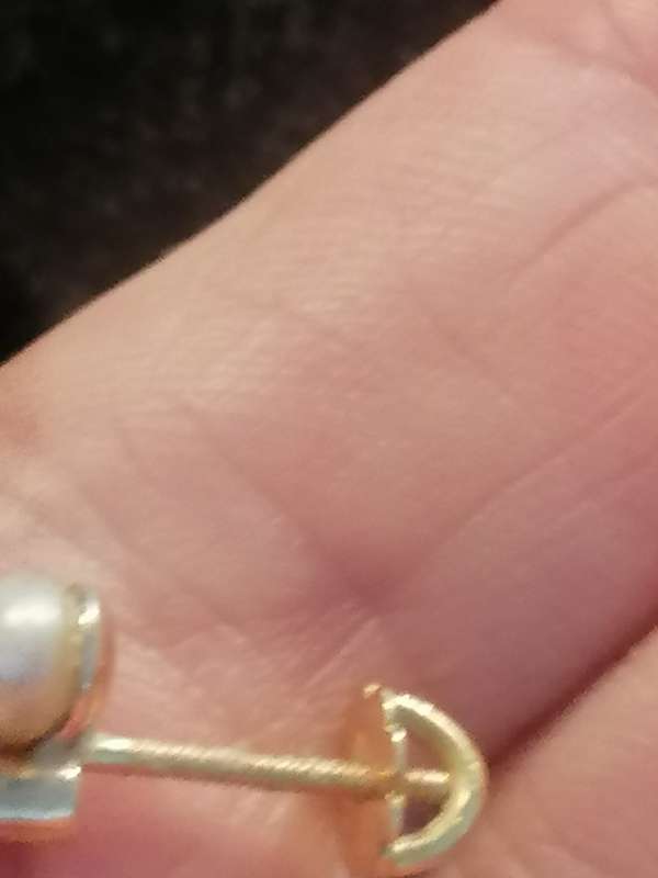 18ct yellow gold earrings set with pearls and small round cut diamonds . Ttl weight 1.7g pearl,5mm.