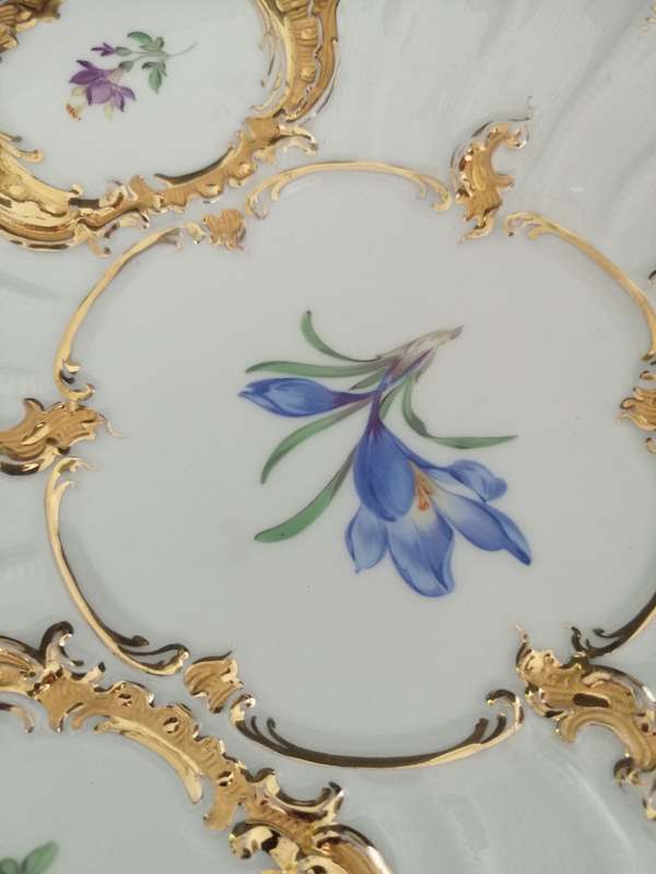 Beautiful Meissen Porcelain fluted Cabinet Plate Decorated with floral sprays