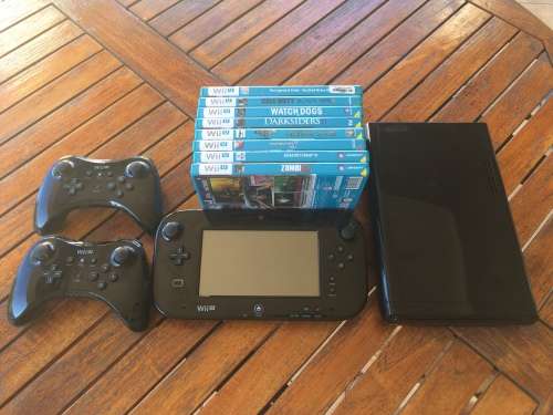 Nintendo Wii U + 2 extra controllers + 13 games