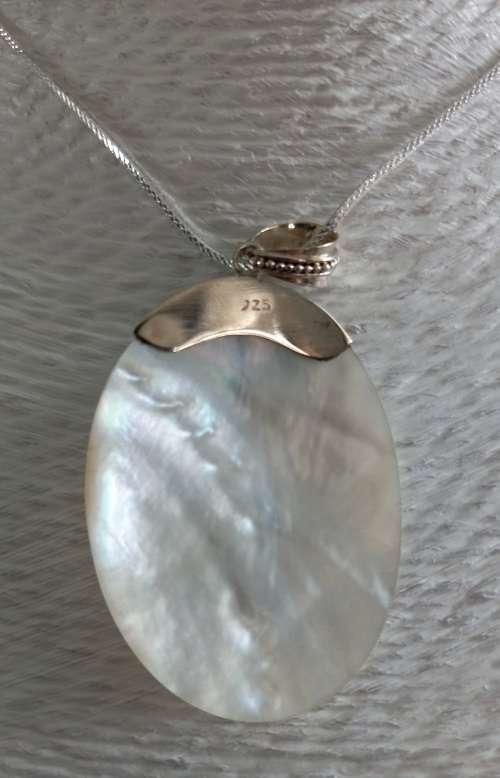 925 STERLING SILVER MOTHER OF PEARL WITH SILVER DETAIL PENDANT