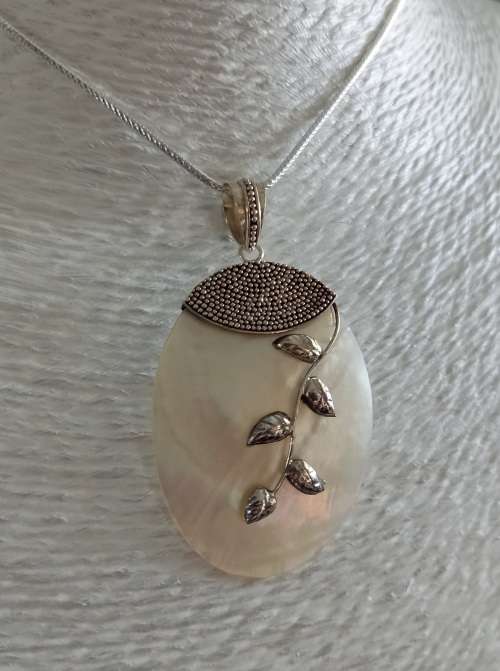 925 STERLING SILVER MOTHER OF PEARL WITH SILVER DETAIL PENDANT