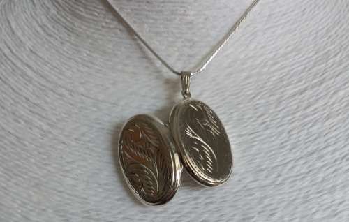 925 LARGE STERLING SILVER LOCKET WITH ENGRAVING