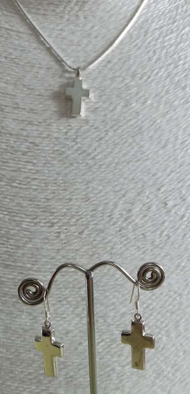 EXCEPTIONAL VALUE - 925 STERLING SILVER CHAIN CROSS AND MATCHING EARRINGS