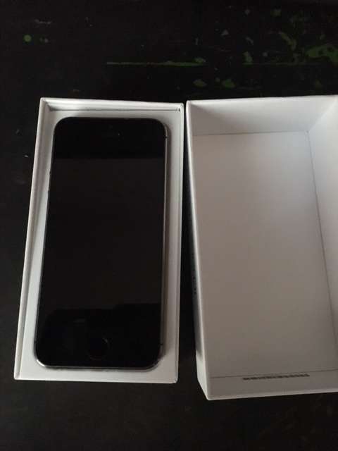 Apple iPhone 5s 16GB Space Grey *very good condition*