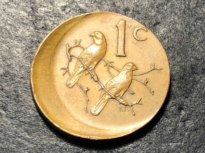 ERROR 1983 South African Brass 1 cent coin - Major off-centre error