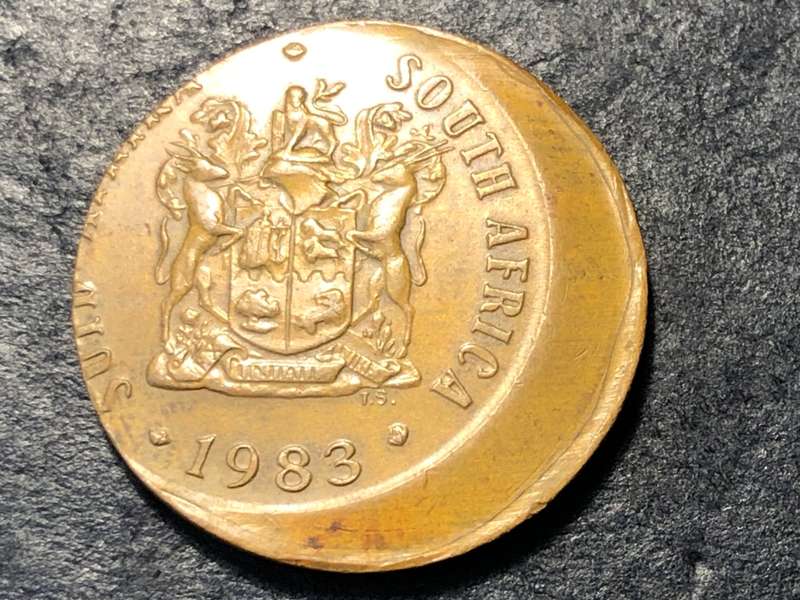 ERROR 1983 South African Brass 1 cent coin - Major off-centre error