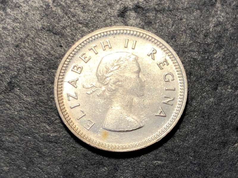 SILVER 1959 Queen Elizabeth II South African 3 pence (tickey) coin - No KG variety