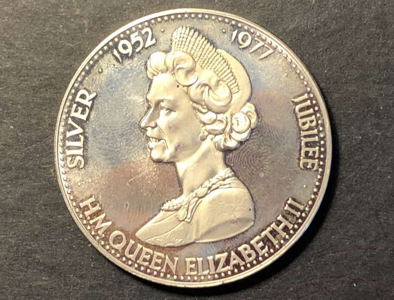 Nice 1977 Elizabeth II Silver Jubilee Medal - Commemorating 25 years of the Queen`s reign