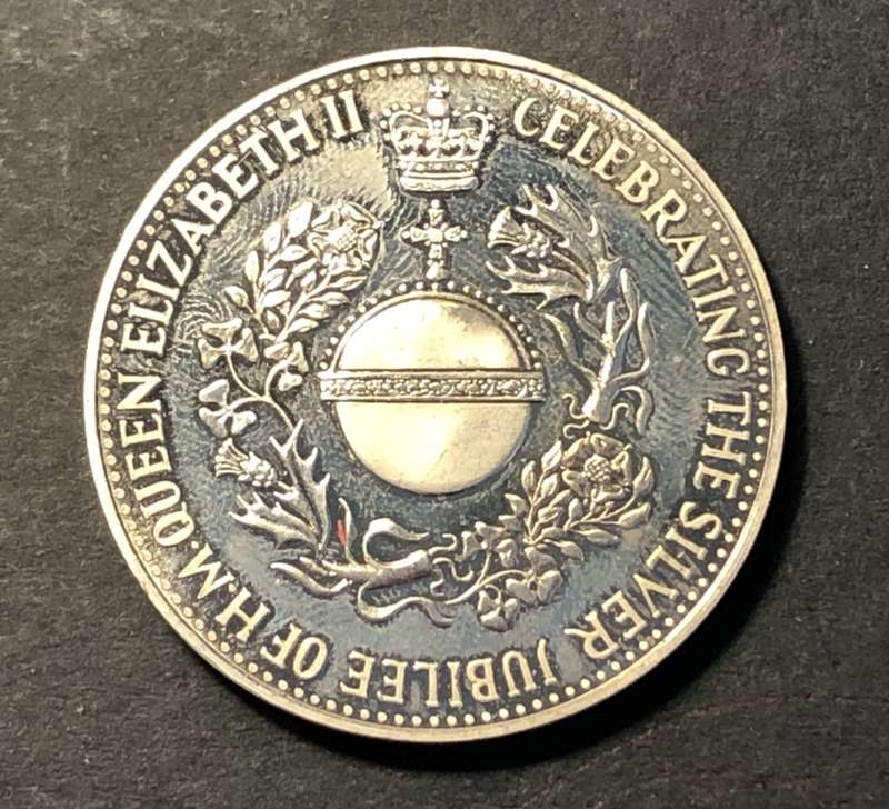 Nice 1977 Elizabeth II Silver Jubilee Medal - Commemorating 25 years of the Queen`s reign