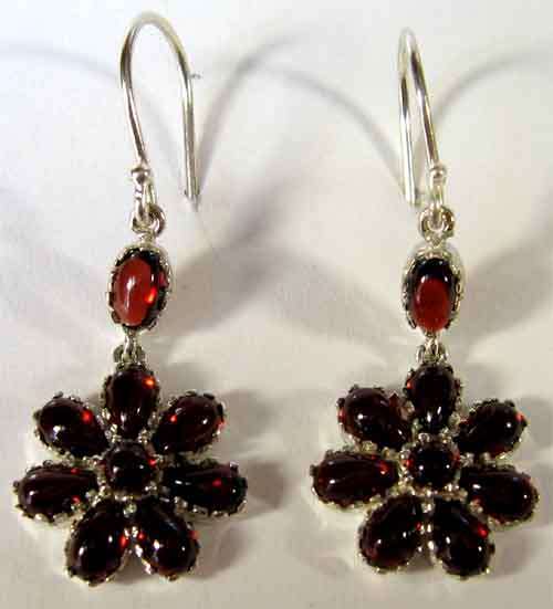 Stunning a pair of - Sterling Silver and Genuine Garnets Earrings