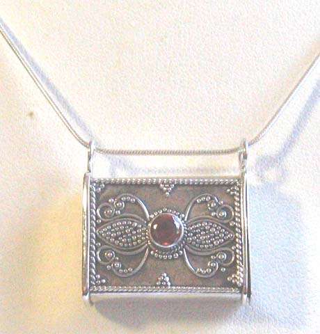 Lovely Sterling Silver Chain and " Purse with Garnet " - Pendant  on.[das open]