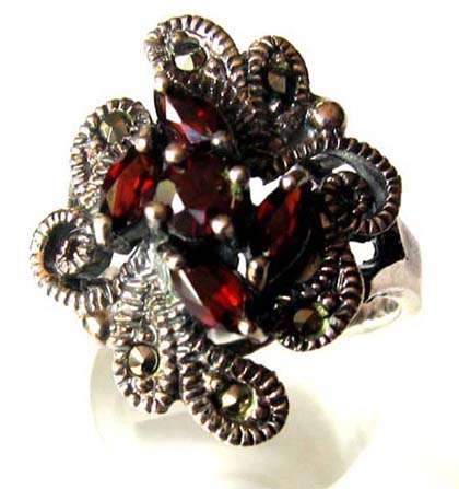 STERLING SILVER, MARCASITE AND GARNETS RING.