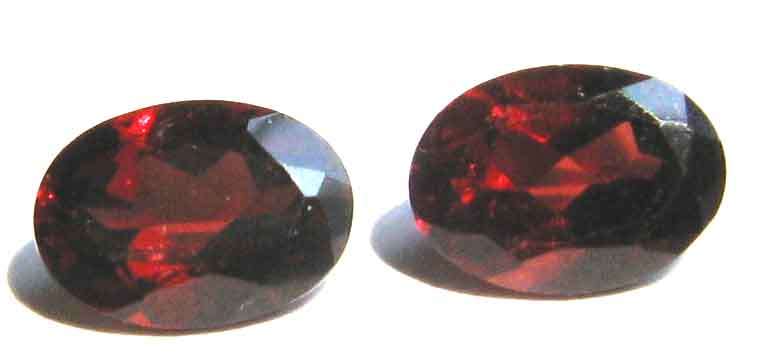 1 Lot, 2 pieces of 7.00 x 5.00 mm oval cut Garnets T.W. 2.03 ct.