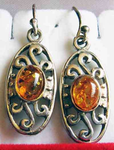925  A PAIR OF STERLING SILVER  AND AMBER  EARRINGS.