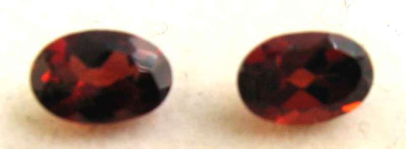 1 Lot , 2 pieces of 6.00 x 4.00 mm oval facet cut Garnet T.W. 1.26 ct.