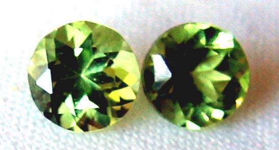 Lovely stones 1 lot, 2 pieces 4.75 mm round cut  Peridot , T. W. 0.92cts
