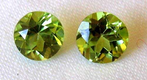 1 lot, 2 pieces  5.00mm round cut  Peridot , T. W. 1.03cts