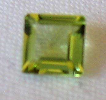 4.00mm Square cut Peridot 0.29 ct.