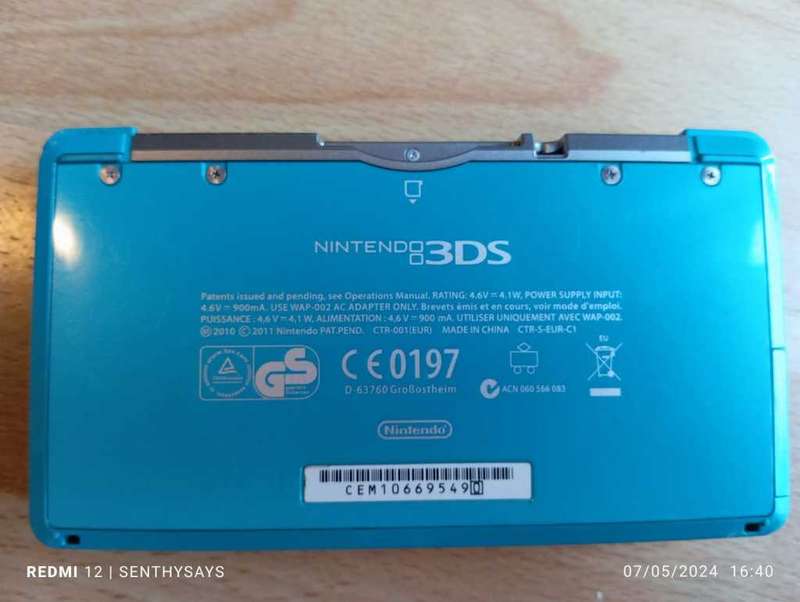 Nintendo 3ds console with original charger and memory card / stylus / carry case