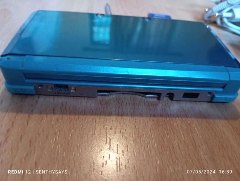 Nintendo 3ds console with original charger and memory card / stylus / carry case