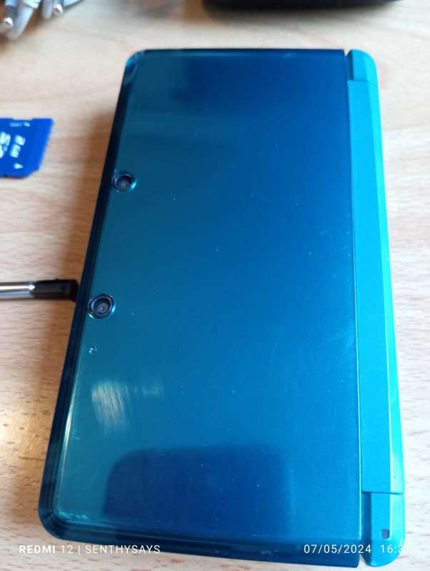 Nintendo 3ds console with original charger and memory card / stylus / carry case