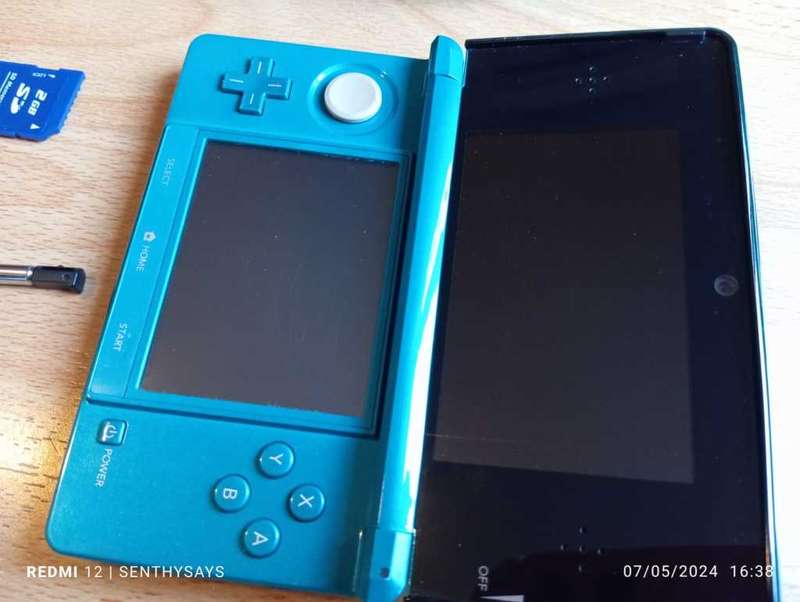 Nintendo 3ds console with original charger and memory card / stylus / carry case