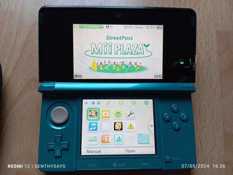 Nintendo 3ds console with original charger and memory card / stylus / carry case