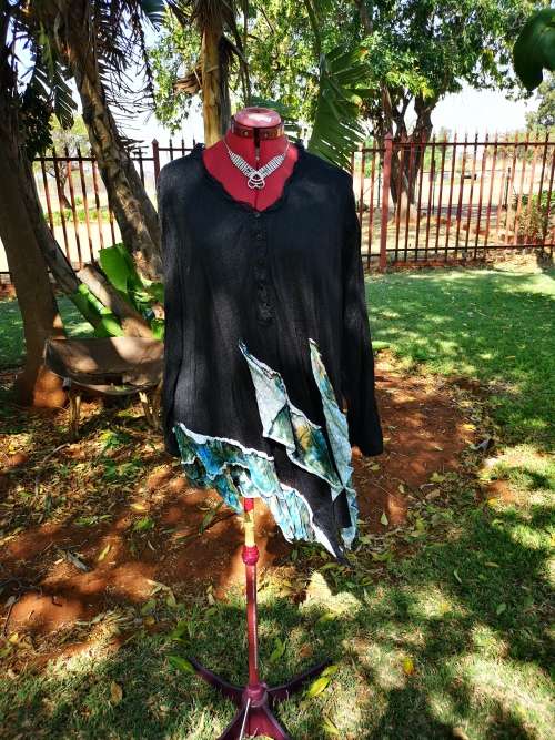 Beautiful Bozz top on auction. Size XL / XXL