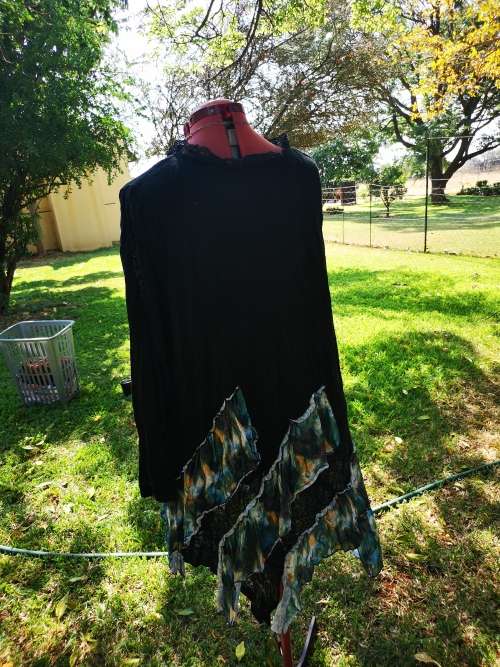 Beautiful Bozz top on auction. Size XL / XXL