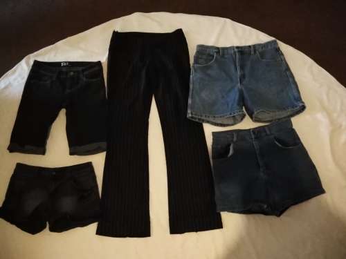 Lot of 5 ladies pants. 4 Short Denim Jeans. 1 long trousers. Woolworths, RE, ART, LOOK!
