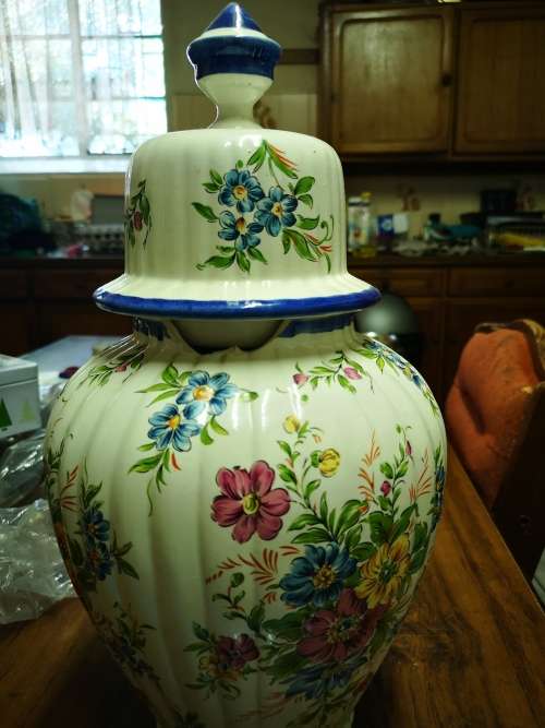 Very large vintage flower pot. Great for the collector!