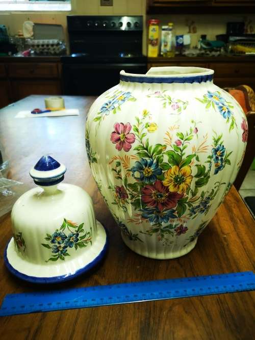 Very large vintage flower pot. Great for the collector!