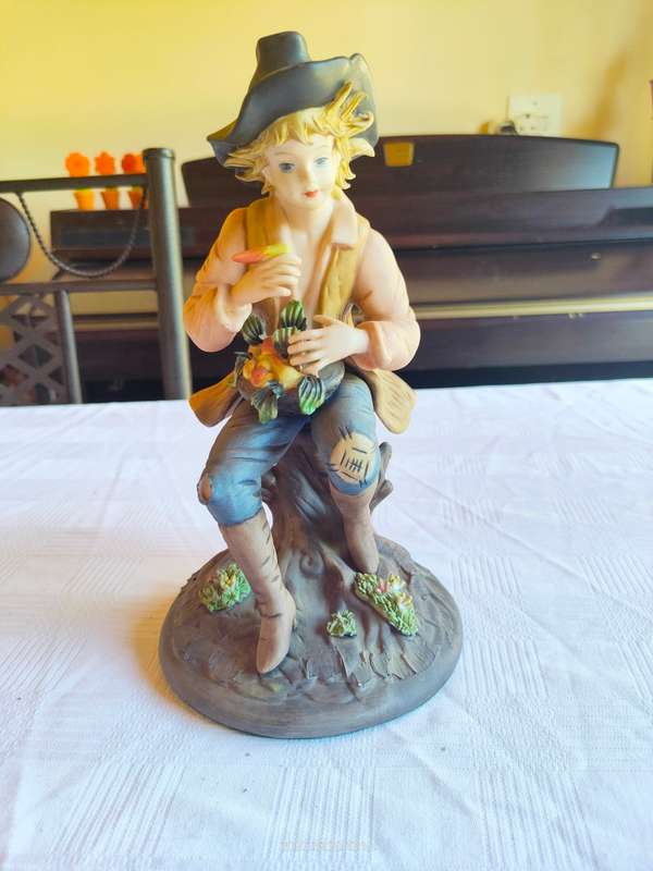 A gorgeous large Capodimonte style figure