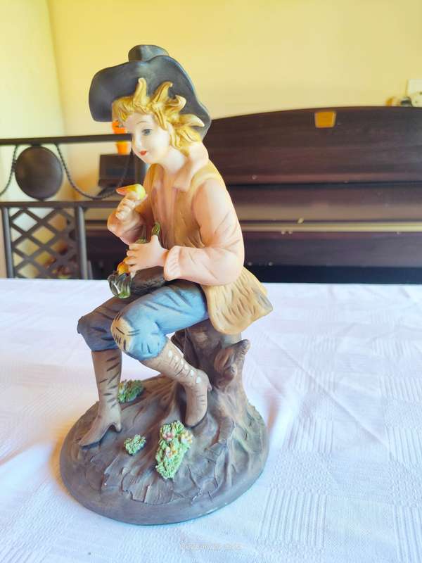 A gorgeous large Capodimonte style figure