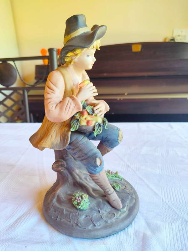 A gorgeous large Capodimonte style figure