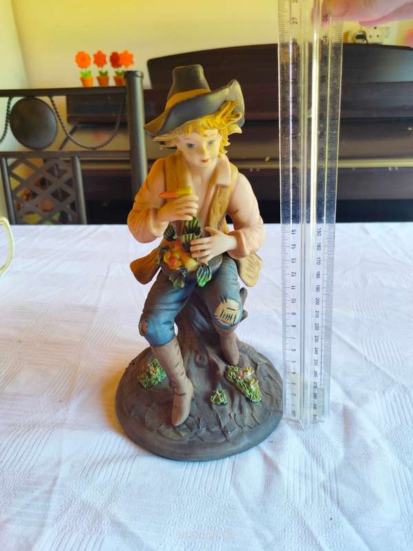 A gorgeous large Capodimonte style figure