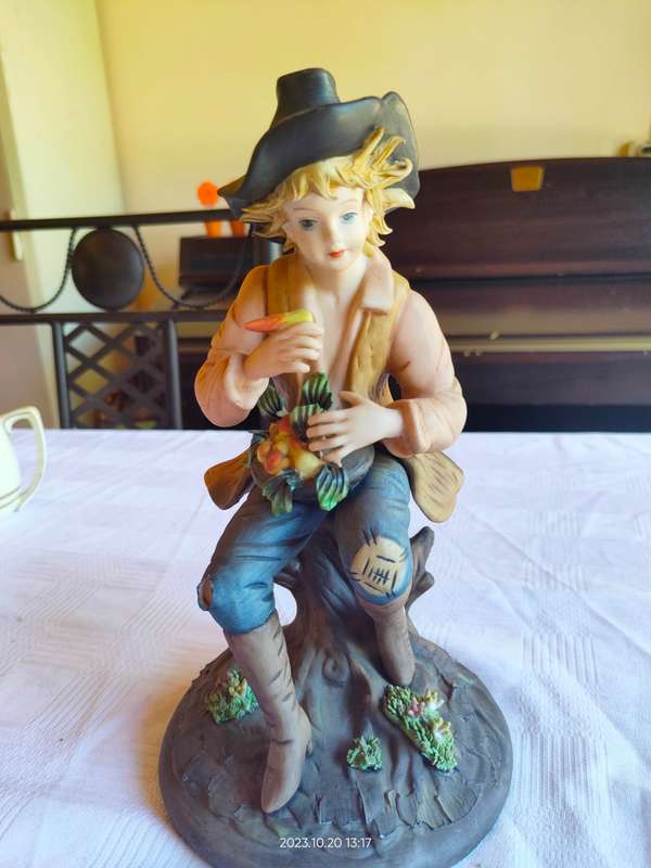 A gorgeous large Capodimonte style figure