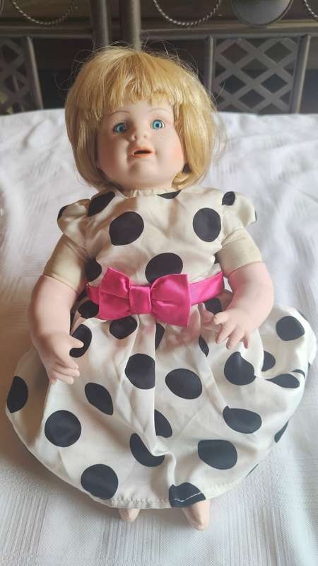 Now On R1 auction - Beautiful vintage Heritage mint porcelain doll - 1990