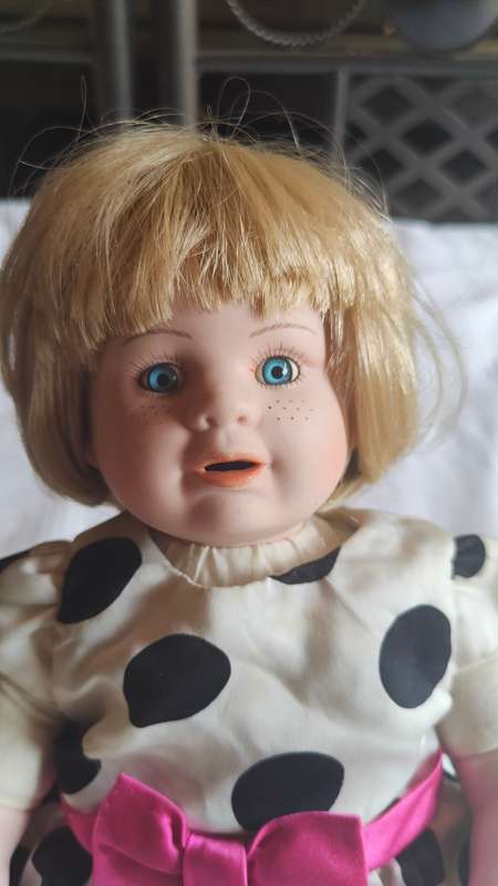 Now On R1 auction - Beautiful vintage Heritage mint porcelain doll - 1990