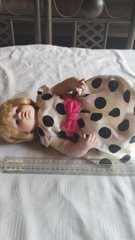Now On R1 auction - Beautiful vintage Heritage mint porcelain doll - 1990