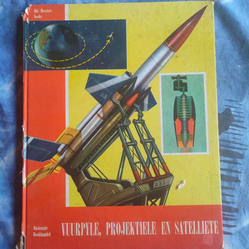 Vintage afrikaans book - Vuurpyle, projektiele en satelliete
