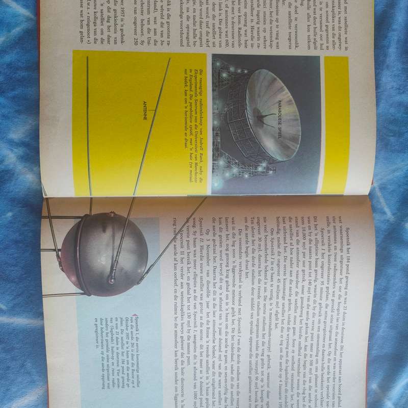 Vintage afrikaans book - Vuurpyle, projektiele en satelliete