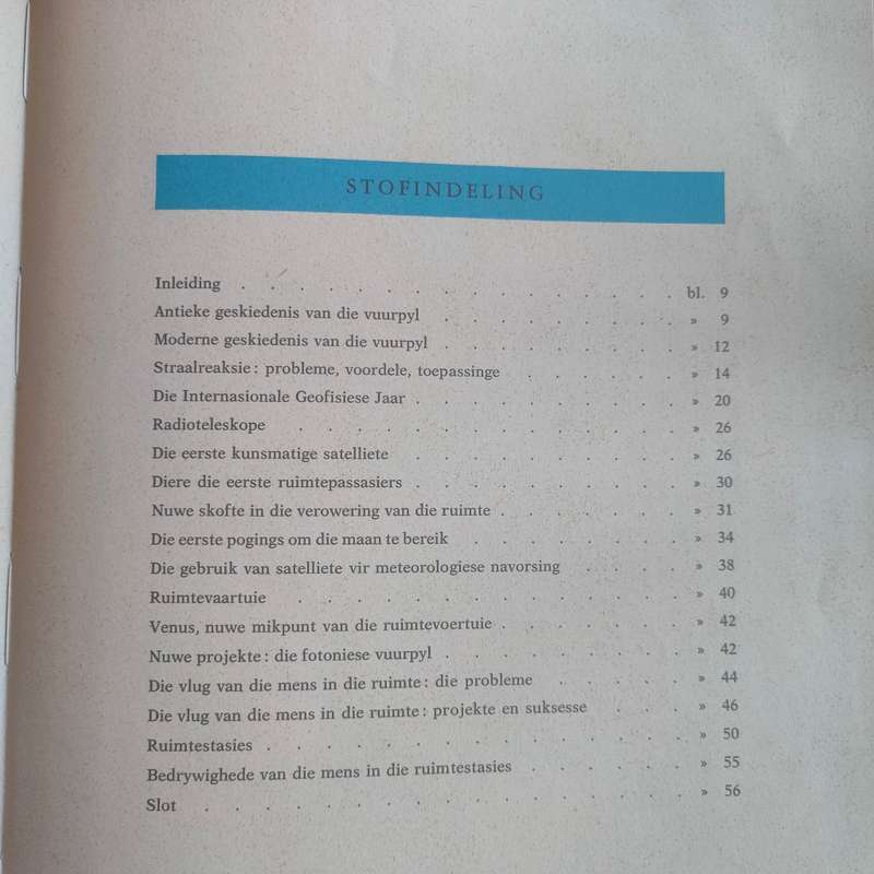 Vintage afrikaans book - Vuurpyle, projektiele en satelliete