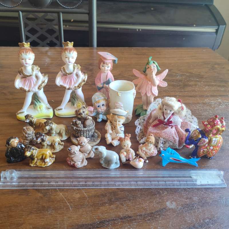 Huge lot of mostly porcelain figurines