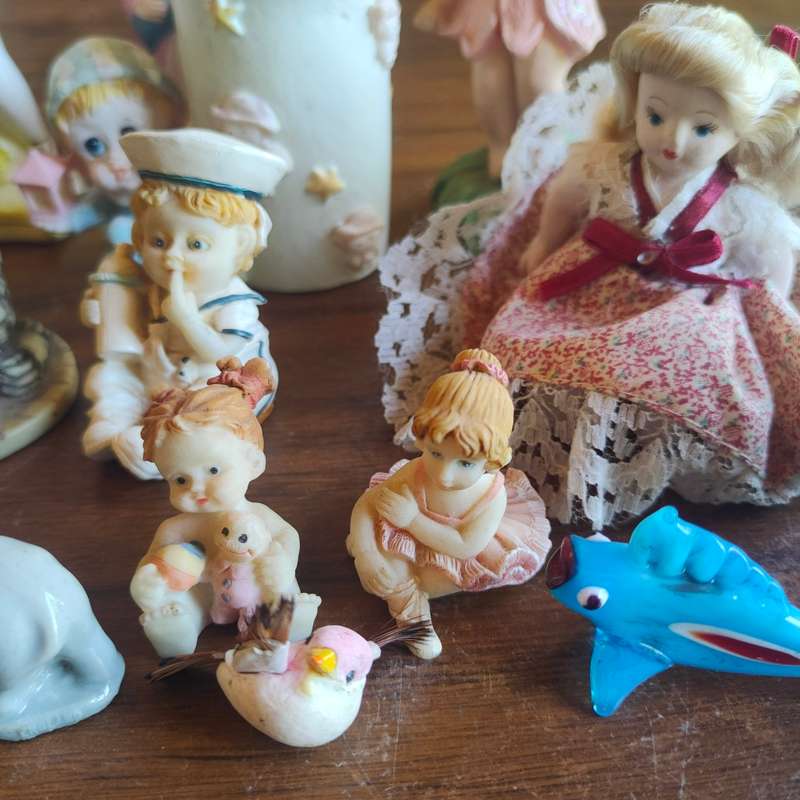 Huge lot of mostly porcelain figurines