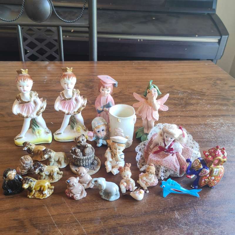 Huge lot of mostly porcelain figurines