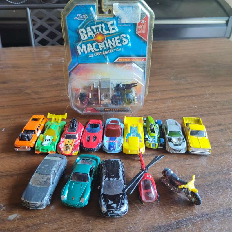 Massive lot of (mostly) Hot Wheels cars.