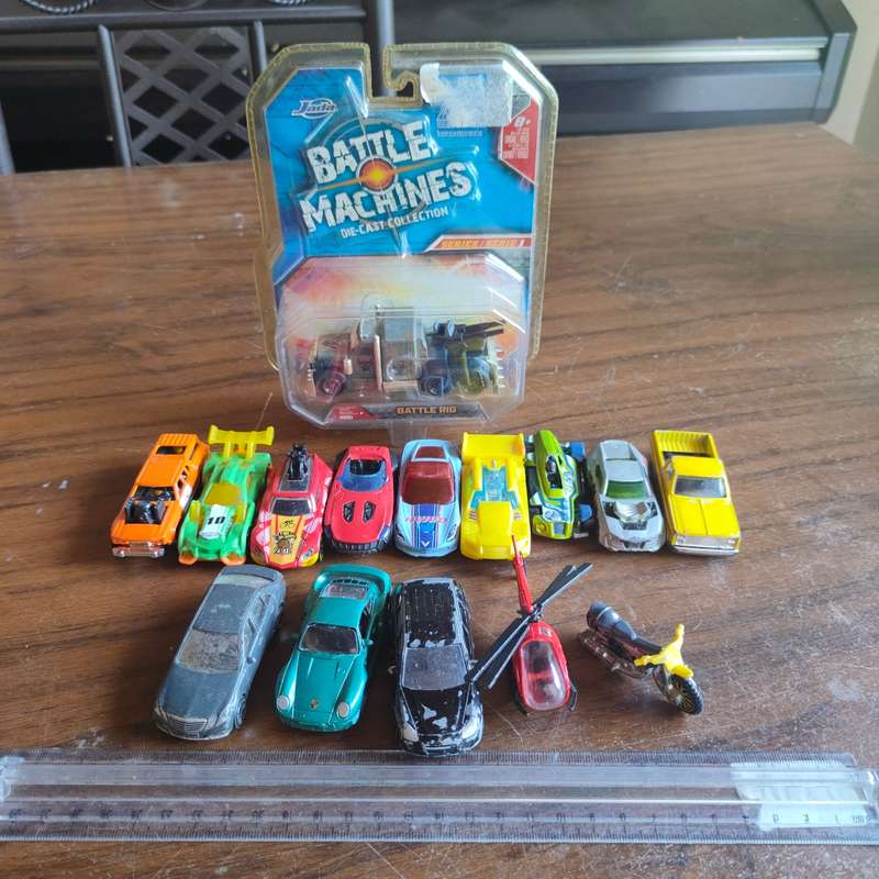Massive lot of (mostly) Hot Wheels cars.