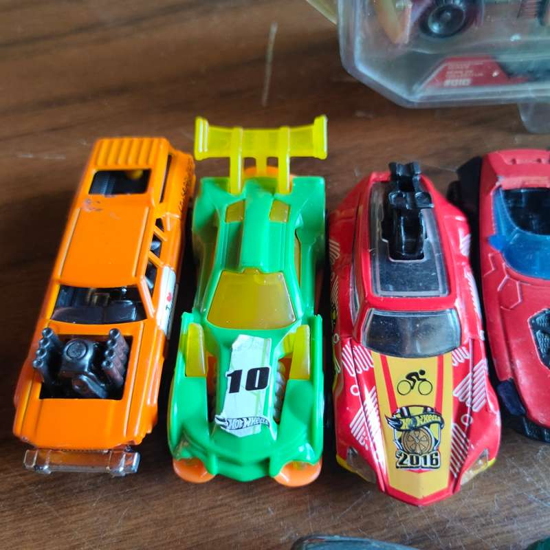 Massive lot of (mostly) Hot Wheels cars.