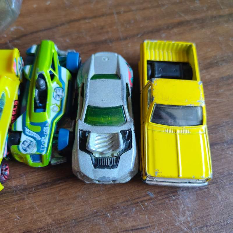 Massive lot of (mostly) Hot Wheels cars.